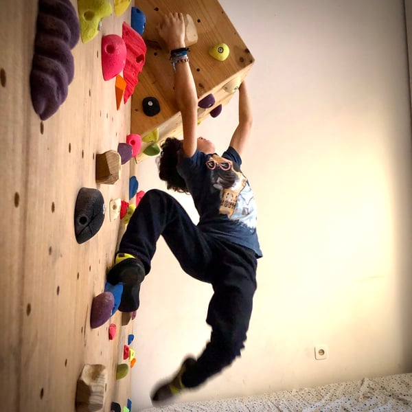 Libertar a energia aproveitando a parede de escalada dentro de casa.