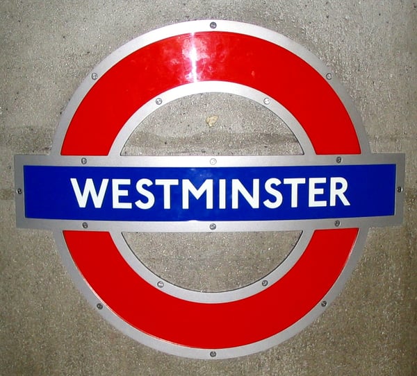 Sinal do metro de Londres, the tube, na estação de Westminster