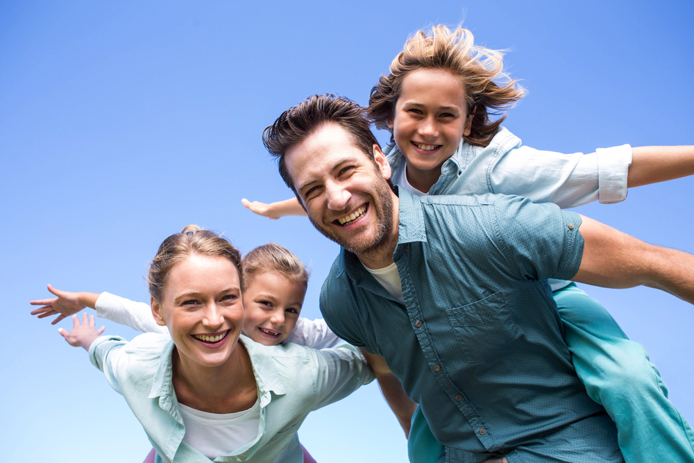 Pais e filhos felizes e confiantes