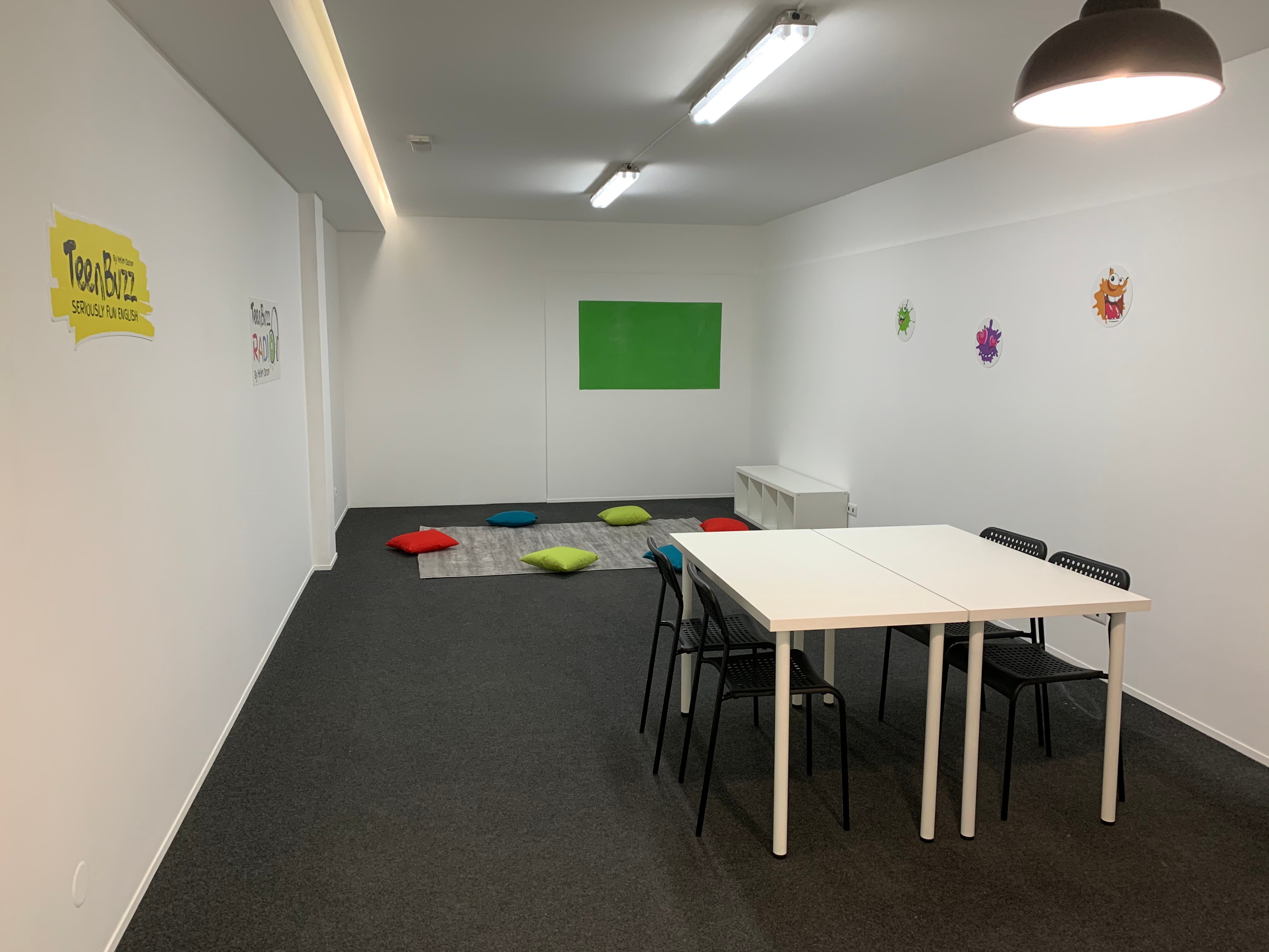 A sala dos adolescentes para alunos dos 12 aos 19 anos